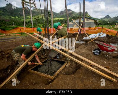 Stati Uniti Marines e marinai con la Task Force Koa Moana 16.2, condotta costruzione verticale della formazione a St. John's College di Ovalau, Figi, 4 luglio 2016. Marines e marinai con la task force dovrà condividere le competenze ingegneristiche con Fijiani a rafforzare mil-per-mil di relazioni e di interoperabilità. (U.S. Marine Corps immagini da combattimento MCIPAC lancia fotocamera Cpl. Gesù McCloud/ rilasciato) Foto Stock