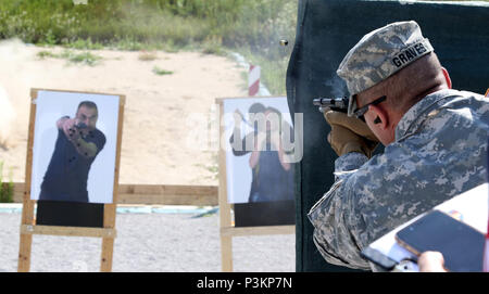 Il Mag. Damyan Graves, un Operations Officer per la NATO KFOR, incendi a simulare un nemico, mentre tenendo il coperchio durante un tiro pratico esercizio su Camp Bondsteel, Kosovo Luglio 1, 2016. Le tombe e i membri degli STATI UNITI-led battaglia multinazionale Group-East collabora con i membri dei Carabinieri e tedesco forze armate durante l'esercizio, che mirava a testare il soldato della capacità di sparare, spostare e comunicare mentre è sotto pressione. Stati Uniti e le forze della NATO hanno contribuito alle Nazioni Unite-affidata la missione di mantenimento della pace in Kosovo a partire dal giugno 1999. (U.S. Foto dell'esercito da: Staff Sgt. Thomas Duval, Foto Stock