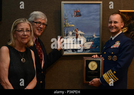 NEW YORK - ADM. Charles Michel, vice Comandante della Guardia Costiera, Robert Pillsbury, Presidente del Club Salmagundi e Mary Ann Bader, Coordinatore per la Guardia Costiera programma Arte, stare accanto a George Gray premiata grafica di Salmagundi Club di New York, 5 luglio 2016. La collezione 2016 compreso di 26 diverse opere d'arte. (Foto di Sottufficiali di terza classe Steve Strohmaier) Foto Stock