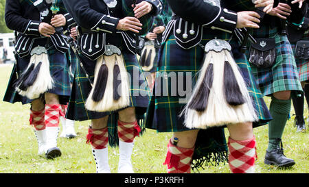 Oldmeldrum, Scotland, Regno Unito. 16 Giugno, 2018. Cornamuse i giocatori in un ammassato Pipe Band di eseguire durante i Giochi delle Highland evento tenutosi a Oldmeldrum. Foto Stock