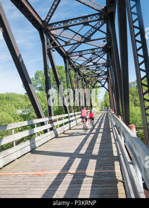Coppia Bicicletta Equitazione in campagna, Chicoutimi, Quebec Saguenay, Canada. Foto Stock