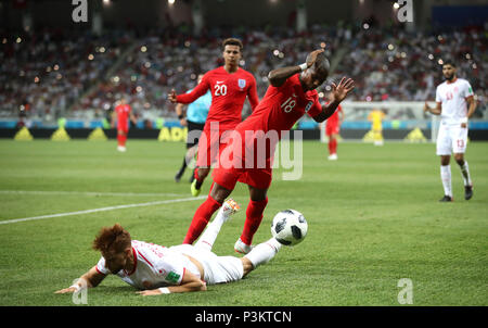 La Tunisia è Fakhreddine Ben Youssef (sinistra) e l'Inghilterra del Ashley giovani (a destra) battaglia per la sfera durante la Coppa del Mondo FIFA Gruppo G corrisponde all'Arena di Volgograd, Volgograd. Foto Stock