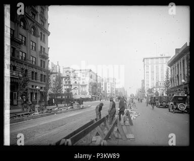 . Scene di strada, 14[A] & N.Y. Ave., [Washington, D.C.]. [Tra il 1920 e il 1921] 4 scene di strada 14 &AMP; ny ave 29636u Foto Stock