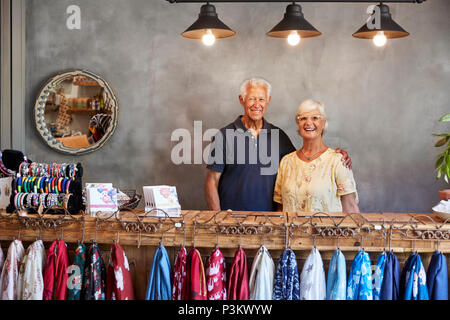 Ritratto di Senior proprietari in piedi dietro la cassa Foto Stock
