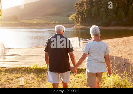 Romantico coppia Senior camminando sul pontile in legno sul Lago di Garda Foto Stock