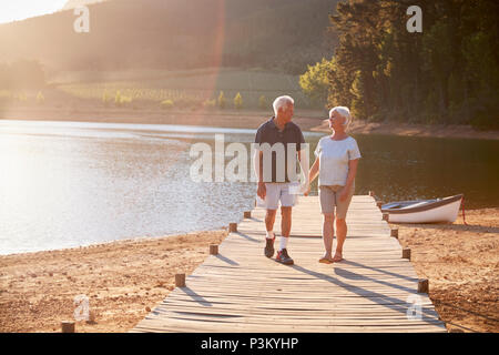 Romantico coppia Senior camminando sul pontile in legno sul Lago di Garda Foto Stock