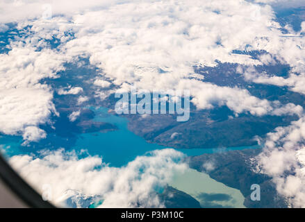 Vista dalla finestra aereo della coperta di neve montagne delle Ande con i laghi di colori differenti, Patagonia meridionale del campo di ghiaccio, Patagonia, Cile Foto Stock