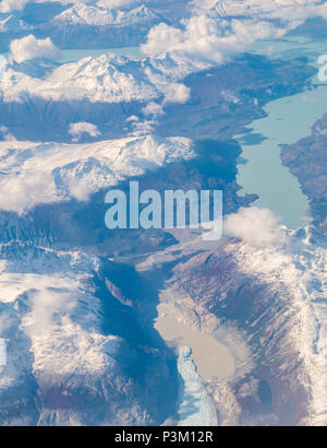 Vista dalla finestra aereo della coperta di neve montagne delle Ande con laghi, di ghiacciai, iceberg, Patagonia meridionale del campo di ghiaccio, Patagonia, Cile Foto Stock