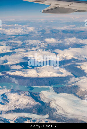 Vista dalla finestra aereo della coperta di neve montagne delle Ande con laghi e ghiacciai, iceberg, Patagonia meridionale del campo di ghiaccio, Patagonia, Cile Foto Stock