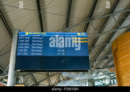 Partenze di volo a Santiago scheda di informazioni all'interno di Punta Arenas aeroporto terminal Patagonia, Cile, Sud America Foto Stock