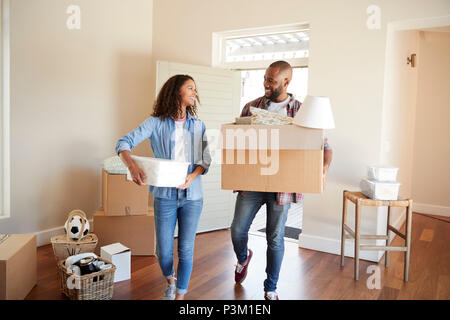 Paio di scatole di trasporto nella nuova casa il giorno del trasloco Foto Stock