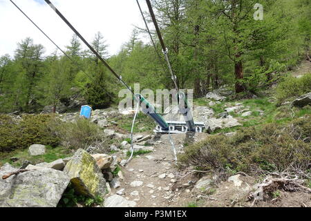 Il Charles Kuonen sospensione ponte vicino a Zermatt, Svizzera. Questo è il più lungo appeso un ponte pedonale nel mondo, parte dell'Europaweg. Foto Stock