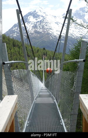 Il Charles Kuonen sospensione ponte vicino a Zermatt, Svizzera. Questo è il più lungo appeso un ponte pedonale nel mondo, parte dell'Europaweg. Foto Stock