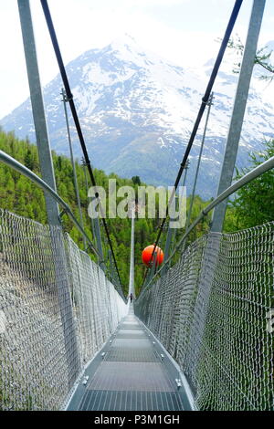 Il Charles Kuonen sospensione ponte vicino a Zermatt, Svizzera. Questo è il più lungo appeso un ponte pedonale nel mondo, parte dell'Europaweg. Foto Stock