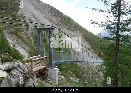 Il Charles Kuonen sospensione ponte vicino a Zermatt, Svizzera. Questo è il più lungo appeso un ponte pedonale nel mondo, parte dell'Europaweg. Foto Stock