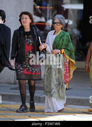 Tara Gandhi, nipote del Mahatma Gandhi, lascia il suo hotel nel centro di Milano, Italia. Dotato di: Tara Gandhi Dove: Milano, Lombardia, Italia Quando: 18 maggio 2018 Credit: IPA/WENN.com * * disponibile solo per la pubblicazione in UK, USA, Germania, Austria, Svizzera** Foto Stock