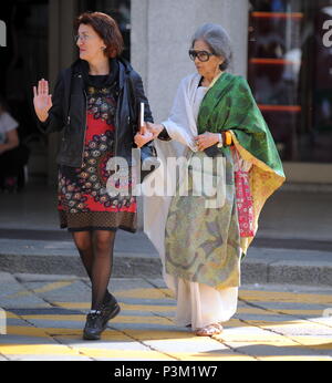 Tara Gandhi, nipote del Mahatma Gandhi, lascia il suo hotel nel centro di Milano, Italia. Dotato di: Tara Gandhi Dove: Milano, Lombardia, Italia Quando: 18 maggio 2018 Credit: IPA/WENN.com * * disponibile solo per la pubblicazione in UK, USA, Germania, Austria, Svizzera** Foto Stock