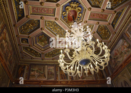 Soffitto a cassettoni e un lampadario nella Sala degli Arazzi, il restauratore di appartamenti. I Musei Capitolini, Piazza del Campidoglio, Campidoglio Hi Foto Stock