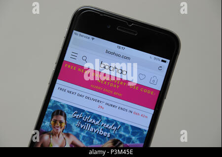 Il sito web Boohoo visto su un iPhone 6 Foto Stock