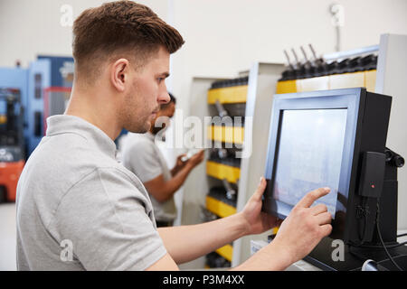 Gli ingegneri gli strumenti di selezione per l'utilizzo su macchinari in fabbrica Foto Stock