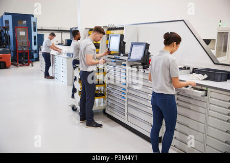 Gli ingegneri gli strumenti di selezione per l'utilizzo su macchinari in fabbrica Foto Stock