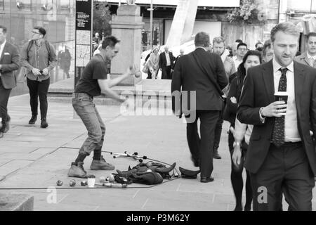 Giocoliere tenta di intrattenere i pendolari e i lavoratori di office su London Bridge, London, England, Regno Unito, Peter Grant Foto Stock