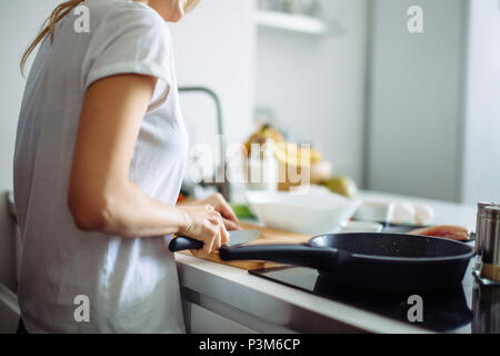 Giovane femmina la cucina dello chef in cucina Foto Stock