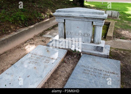 Tomba del vincitore del Premio Nobel autore William Faulkner e sua moglie Estelle a Oxford Memorial Cemetery, Oxford, Mississippi. Foto Stock