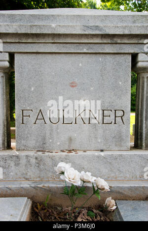 Tomba del vincitore del Premio Nobel, autore William Faulkner, a Oxford Memorial Cemetery, Oxford, Mississippi. Foto Stock