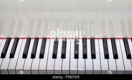 Vista ravvicinata di un grande pianoforte tastiera bianca Foto Stock