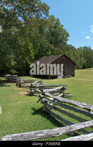 Un registro di split recinzione al di fuori di una replica della 'Shiloh Meeting House' che ha dato la guerra civile battaglia il suo nome, Shiloh National Military Park, Tennessee. Foto Stock