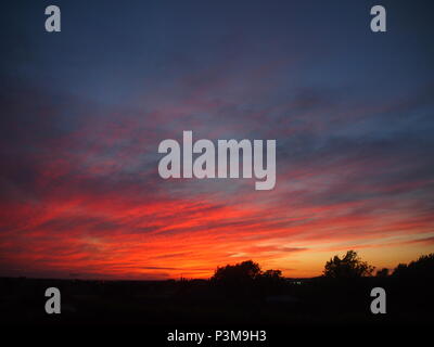 Sunset over Bedfordshire Regno Unito, vicino a Milton Keynes, Nuvole rosa Foto Stock