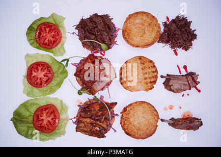 Tre aprire hamburger con vari ripieni con uno strappo la carne di maiale, con costole e nervature di maiale su un tavolo bianco Foto Stock