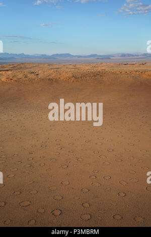 Antenna cerchi di fata nel paesaggio da turistico volo in elicottero sopra le dune e nei dintorni di Sossusvlei Namibia. Foto Stock