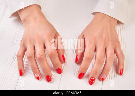 Ben curato mani femminili con manicure. Foto Stock