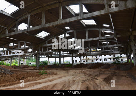 Immagine di panorama di un industriale abbandonato hangar con un tetto danneggiato. Foto sulla lente grandangolare Foto Stock