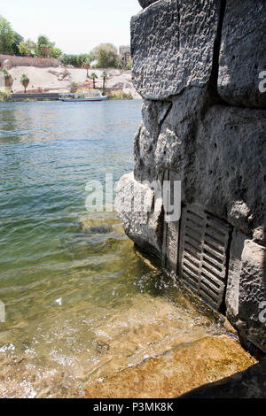 Il corridoio Nilometer, una struttura per misurare il fiume Nilo del livello dell'acqua durante l'alluvione annuale, sull isola Elefantina, Aswan, Egitto. Foto Stock