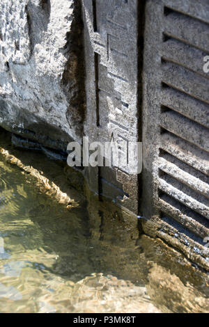 Il corridoio Nilometer, una struttura per misurare il fiume Nilo del livello dell'acqua durante l'alluvione annuale, sull isola Elefantina, Aswan, Egitto. Foto Stock