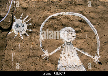 Una immagine dipinta del bambino di salto con la corda e il sole su una parete di fango di una casa Nubiano sull isola Elefantina ad Aswan, Egitto. Foto Stock