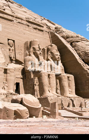 Colossali statue del faraone Ramses II ornano la facciata del Grande Tempio di Abu Simbel Egitto. Foto Stock