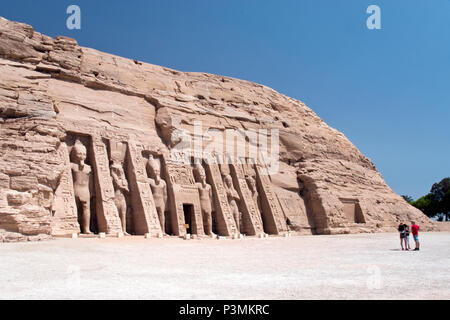 Il tempio di Hathor e Nefertari, dedicato alla dea Hathor e di Ramesse II la regina Nefertari, ad Abu Simbel Egitto. Foto Stock