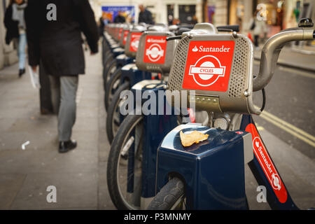 London, Regno Unito - Novembre 2017. Santander biciclette Cicli, noto anche come Boris bikes, in una docking station nei pressi di Oxford Circus. Formato orizzontale. Foto Stock