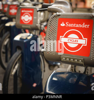 London, Regno Unito - Novembre 2017. Santander biciclette Cicli, noto anche come Boris bikes, in una docking station nei pressi di Oxford Circus. Formato quadrato. Foto Stock