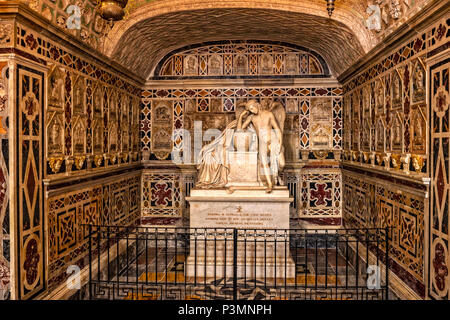 Italia Sardegna Cagliari Castello ( Casteddu ) District - Cattedrale Santa Maria - Santuario dei Santi martiri Crypte ( ) - la cappella di San Lucifero - Mausoleo, in marmo bianco, in memoria della Regina di Francia Giuseppa Maria Luigia di Savoia Foto Stock