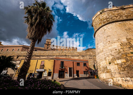 Italia Sardegna Cagliari Castello ( casteddu ) District gate di due Leoni ( porta dei due Leoni ) bastion e Palazzo Boyl, Foto Stock