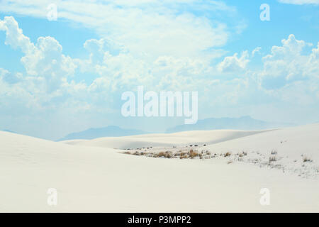 Le dune di sabbia bianca con vento ondulazioni formate in una giornata con il cielo blu e nuvole Foto Stock