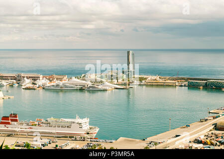 Il porto di Barcellona con navi da crociera, la Catalogna, Spagna Foto Stock