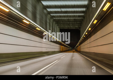 Alla guida di una vettura attraverso il tunnel tra la Danimarca e la Svezia, offuscata motion. Maggio 11. 2018 Foto Stock