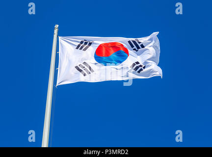 Bandiera della Corea del Sud in volo il vento contro il cielo blu Foto Stock
