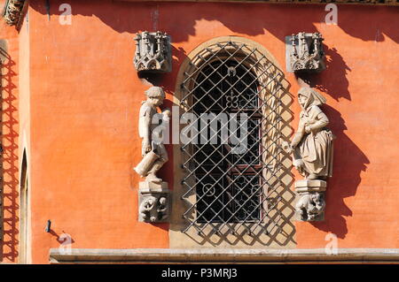 I dettagli architettonici e statue in stile neo-gotico del Municipio o Ratusz a Wroclaw la piazza del mercato. Polonia - Giugno 2018 Foto Stock